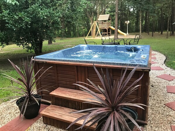 Outdoor spa tub