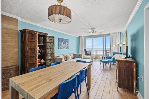 East Island Oasis: On the Beach, NO Seawall Blvd, Mins 2 Everything, Pool, WIFI