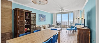 East Island Oasis: On the Beach, NO Seawall Blvd, Mins 2 Everything, Pool, WIFI