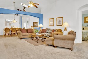 Smart TV, DVD player, table football, books - Nana and Papa's Magical Villa ~ Indian Creek ~ Close to Universal/Disney ~ Pool (Kissimmee)