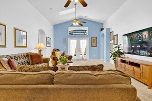 Smart-TV, DVD-spiller, fotballspill og bøker