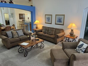 Smart-TV, DVD-Player, Tischfußball, Bücher