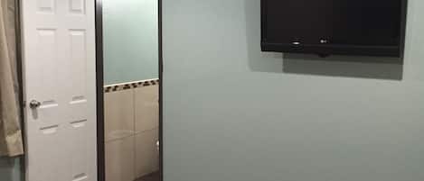 Ropa de cama de alta calidad, escritorio y sistema de insonorización