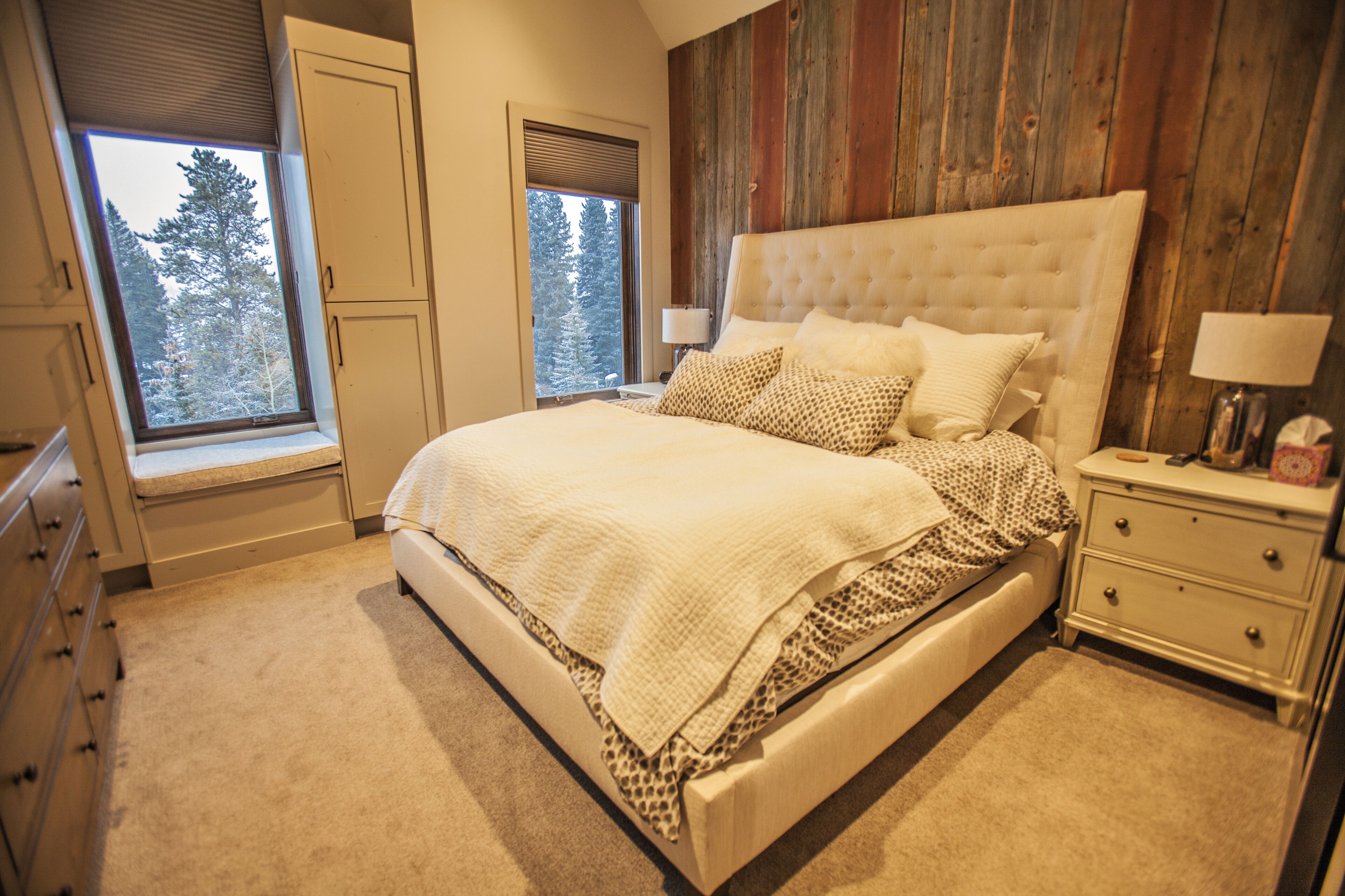 6 slaapkamers, een bureau, een strijkplank/strijkijzer, reisbedje