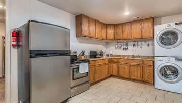 Full-sized fridge, microwave, oven, stovetop
