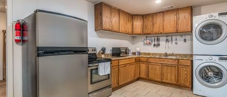 Full-sized fridge, microwave, oven, stovetop