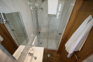 Douche, sĂšche-cheveux, serviettes fournies, savon
