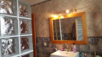 Dusche, Haartrockner, HandtĂŒcher, Seife