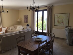 Smart TV, fireplace, DVD player, books