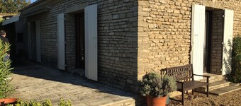 Charming villa located just minutes walk from the beautiful village of Gordes