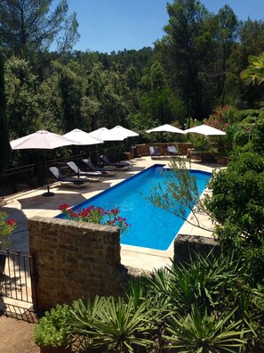 Una piscina al aire libre, una piscina climatizada