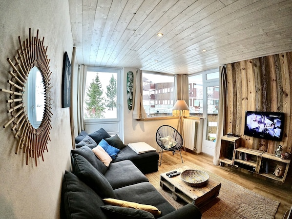 Smart-TV, peis og bøker