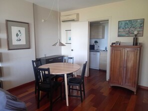 Dining - Sea-front prime location in Sitges! Free wi-fi, air condit. and swimming.pool (Sitges)