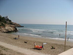 On the beach, beach towels - Sea-front prime location in Sitges! Free wi-fi, air condit. and swimming.pool (Sitges)