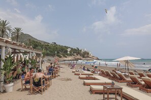 Un café frente al mar con terraza y vistas al océano.