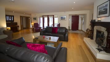 Älytelevisio, takka, DVD-soitin, kirjoja