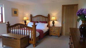 5 Schlafzimmer, Bügeleisen/Bügelbrett, kostenloses WLAN, Bettwäsche