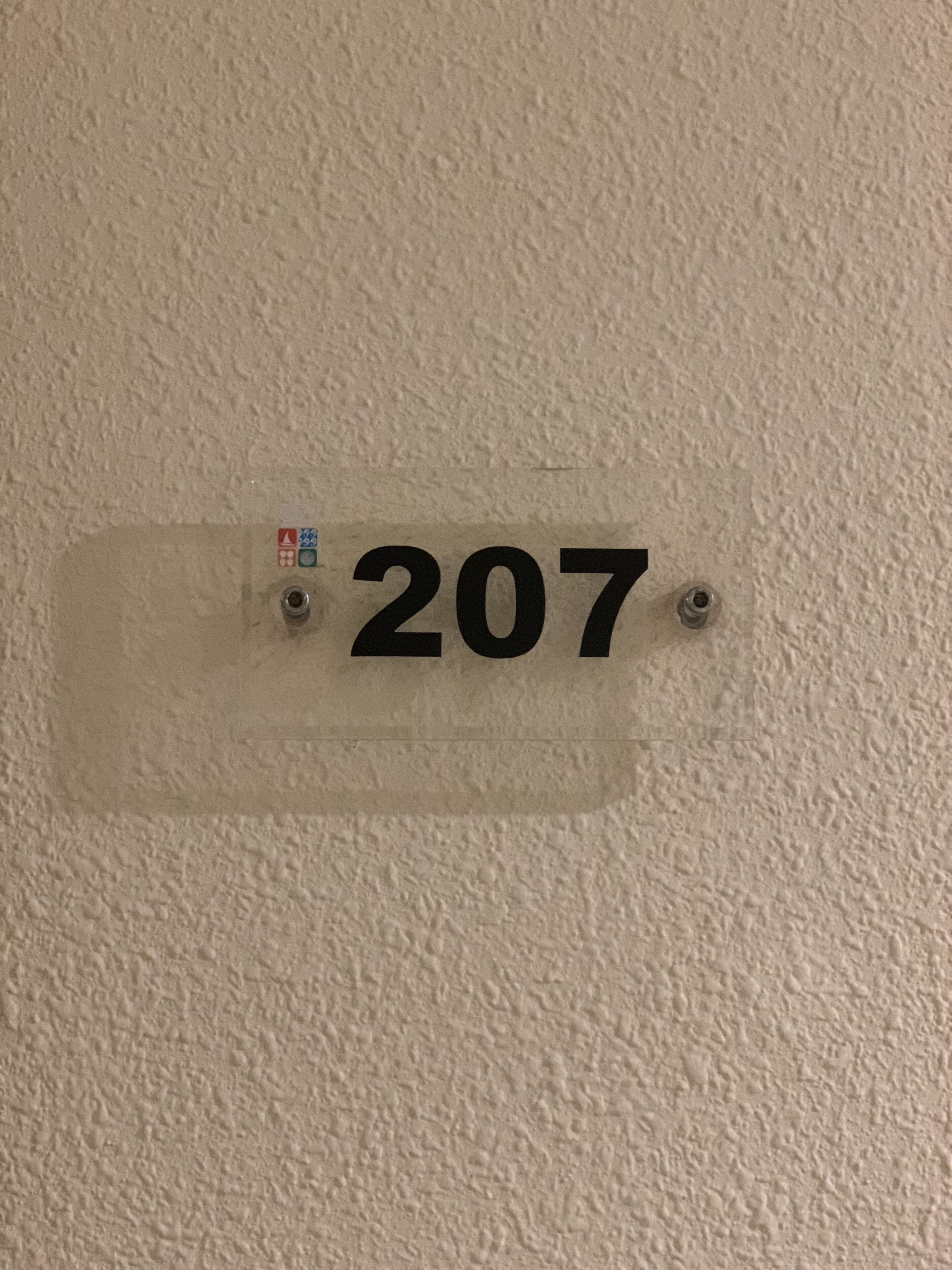Un letrero en la pared con el número 207.