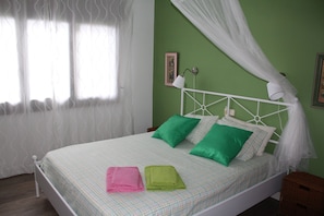 5 habitaciones, tabla de planchar con plancha y cuna de viaje 