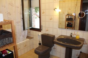 Duschwanne, Haartrockner, Bidet, Handtücher