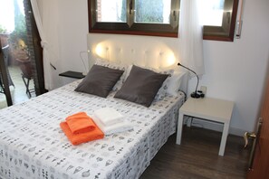 5 chambres, fer et planche à repasser, lit de bébé portatif