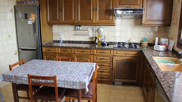 Jääkaappi, mikroaaltouuni, uuni, liesi