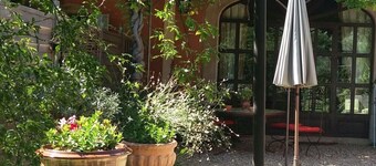 Shed renovated with charm, swimming pool and bucolic garden at the foot of the Luberon