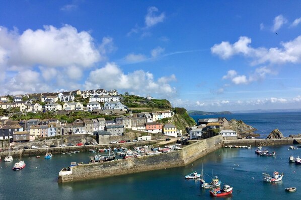 Marina - Bayview Cottage - Breathtaking Harbour and Sea Views, with Complimentary Parking (Mevagissey)
