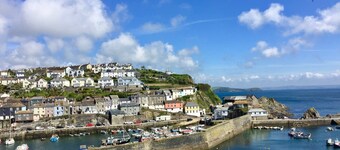 Bayview Cottage - Breathtaking Harbour and Sea Views, with Complimentary Parking