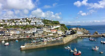 Bayview Cottage - Breathtaking Harbour and Sea Views, with Complimentary Parking