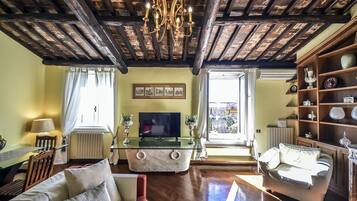 Una Smart TV, una chimenea, libros