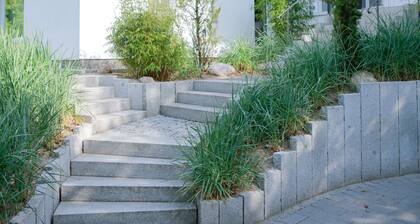 luxueux appartement lumineux avec terrasse privée, à seulement 2,5 km de la plage de sable