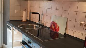 Fridge, microwave, stovetop, dishwasher