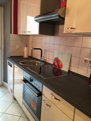 Fridge, microwave, stovetop, dishwasher - Apartment in Fürth like at home. (Fürth)
