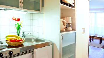 Réfrigérateur, micro-ondes, plaque de cuisson, cafetiÚre/bouilloire