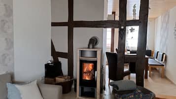 Fernseher, Kamin, DVD-Player, Bücher