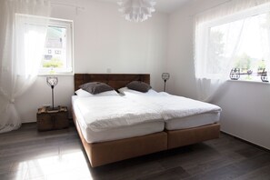 2 slaapkamers, een kluis op de kamer, een strijkplank/strijkijzer, wifi