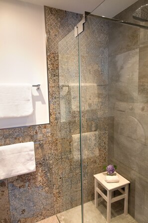 Dusche, Haartrockner, Handtücher, Seife