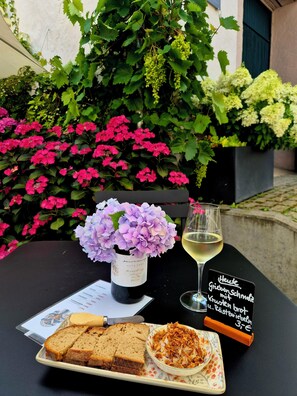 Outdoor dining - Zur alten Vine - New holiday home at the Permesang winery on the Saar (Konz)
