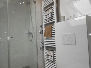 Douche, séchoir à cheveux, serviettes fournies, savon