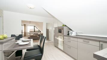 JÀÀkaappi, mikroaaltouuni, uuni, liesi