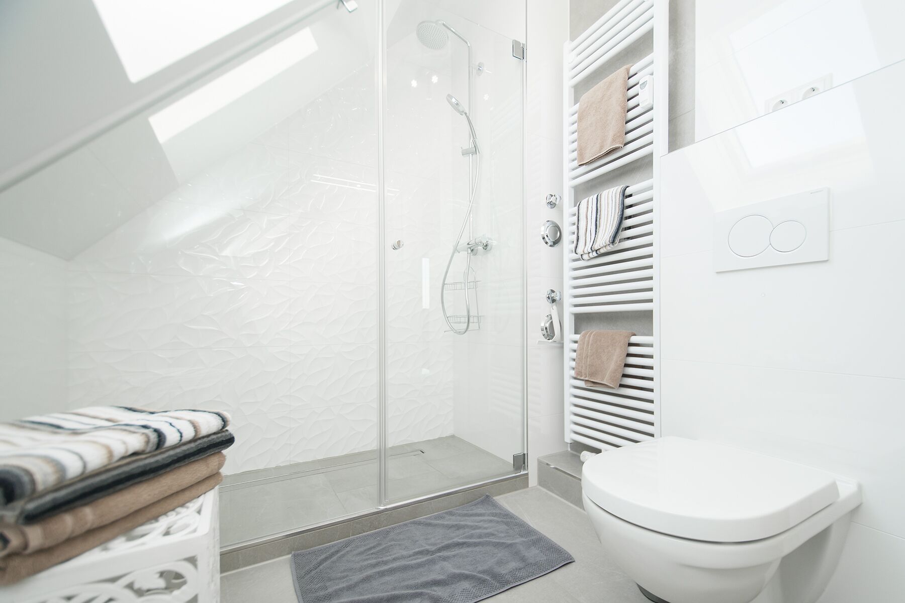 Dusche, Haartrockner, Handtücher, Seife