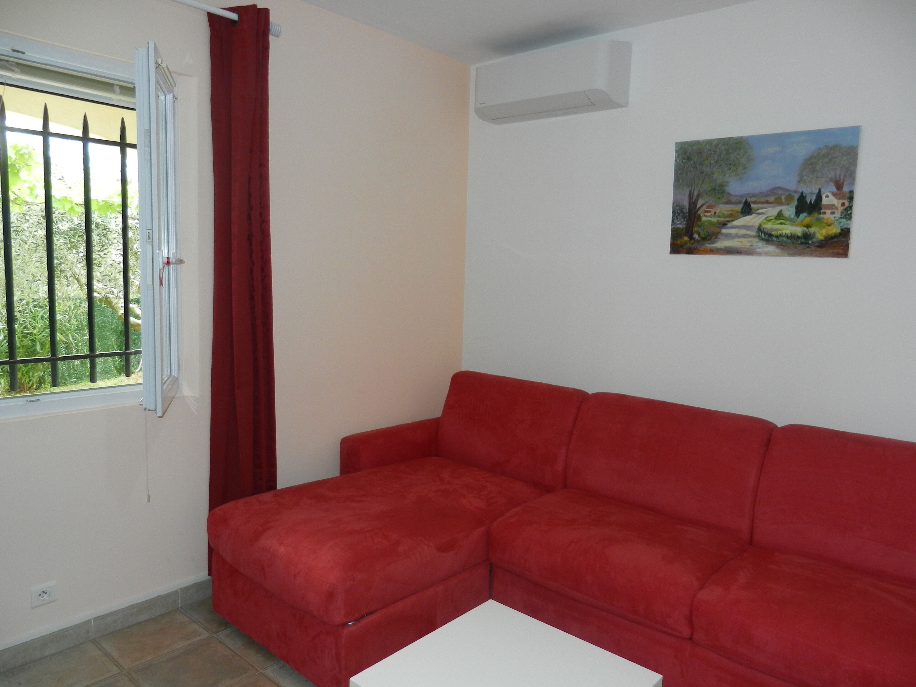 Televisie, een dvd-speler, een tafeltennistafel en een kantoor