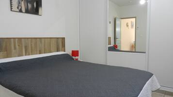 2 dormitorios, tabla de planchar con plancha, cuna de viaje