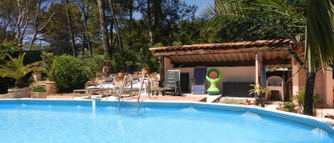 Una piscina al aire libre