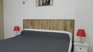 2 habitaciones, tabla de planchar con plancha y cuna de viaje