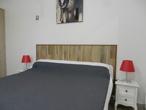 2 bedrooms, iron/ironing board, travel cot, free WiFi