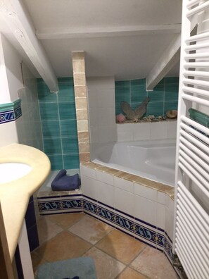 A bathroom with a bathtub, a toilet, and a shower area. - Apartment 6 people in an authentic Provencal Mas with large swimming pool (Caderousse)