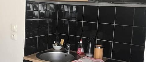 Réfrigérateur, four à micro-ondes, surface de cuisson, cafetiÚre-théiÚre