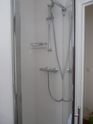 Een douche, een haardroger, handdoeken, toiletpapier